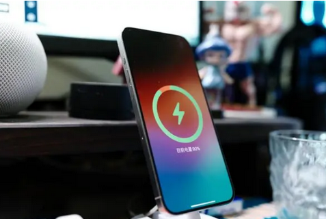 广饶苹果15换屏服务分享用什么充电器给iPhone15充电更好 
